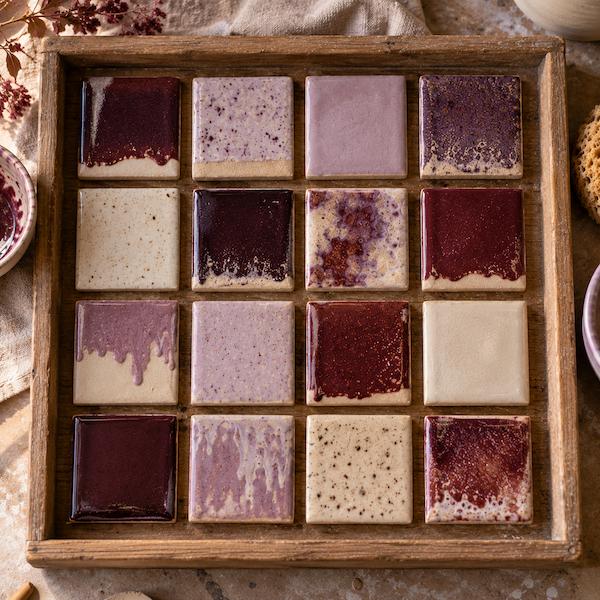 Plateau d’échantillons d’émail bordeaux, lilas et citron vert